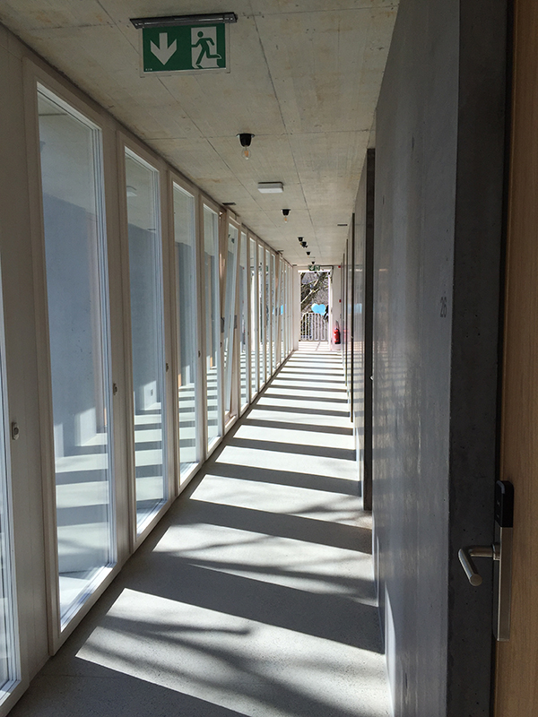 Der Aare zugewandter Korridor mit Schwingfenstern.