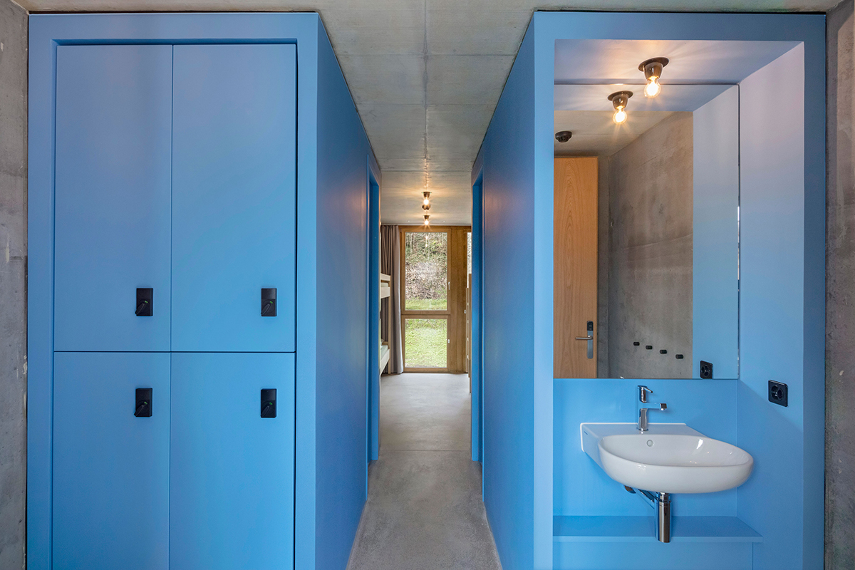 Die eingestellten Betonboxen tragen identitätsstiftende Farben.