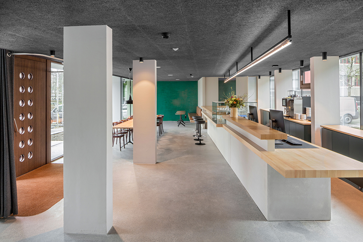 Die Rezeption im Erdgeschoss des Altbaus ist gleichzeitig Bar und Gelenk zwischen den Häusern.