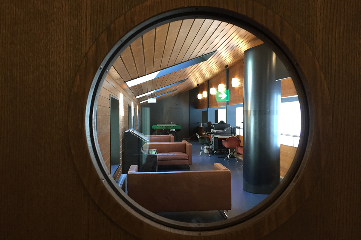 Die Galerie über der Küche ist vom Treppenhaus und von der Spindeltreppe im Saal aus zu begehen.