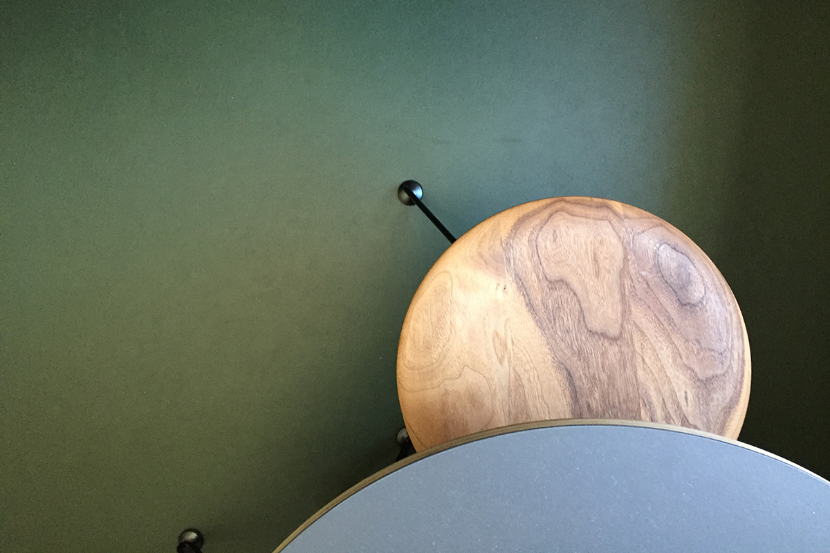 In den Obergeschossen im Altbau liegt Linoleumboden. Das Kreisthema spiegelt sich in der Möblierung, die ebenfalls von den Architekten entwickelt wurde.