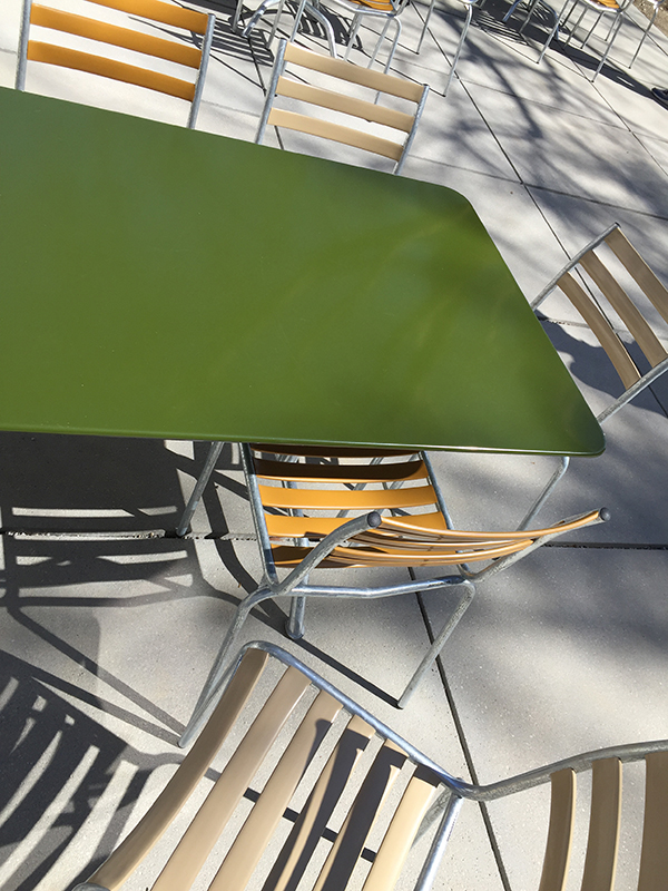 Besonders schön ist die Farbigkeit der Terrassenmöbel.