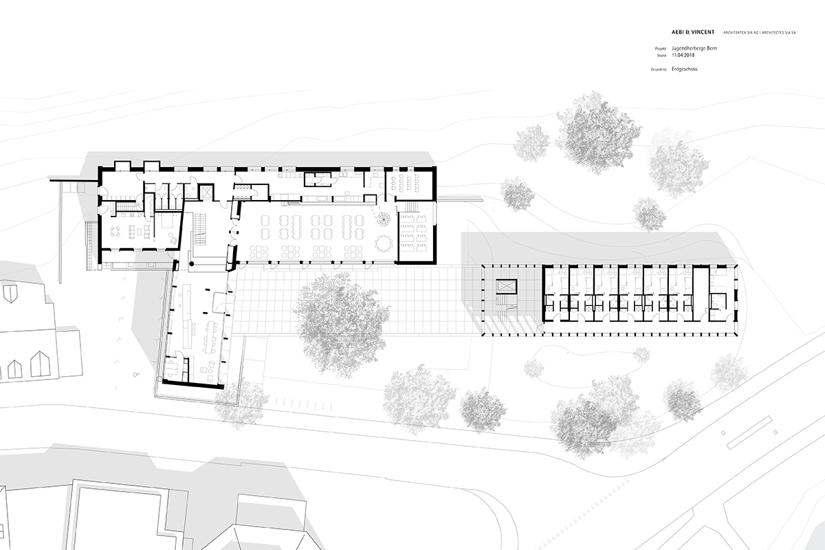 Im Grundriss ist die zentrale Bedeutung des Platzes ablesbar. Links im Altbau Empfang und Bar, rückwärtig der Saal und rechts der Neubau mit vorgelagertem Treppenhaus. Auf der anderen Strassenseite das Oktogon mit Hamam, die rechte Strasse verläuft entlang der Aare.