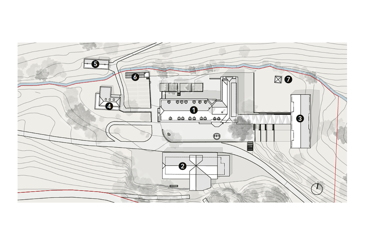 «Mis Huus dis Huus», Situation im Wettbewerbsperimeter (rot): (1) Hauptgebäude, (2) Scheune, (3) Neubau, (4) Stöckli, (5) Kleintierstall, (6) Gewächshaus, (7) Gartenhaus.