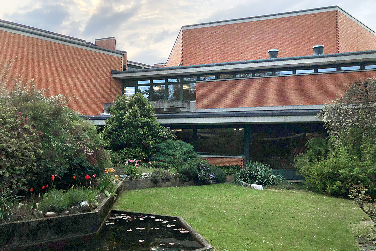 Variationen des Secksecks ziehen sich durch die Gebäude der SSR in Lugano.