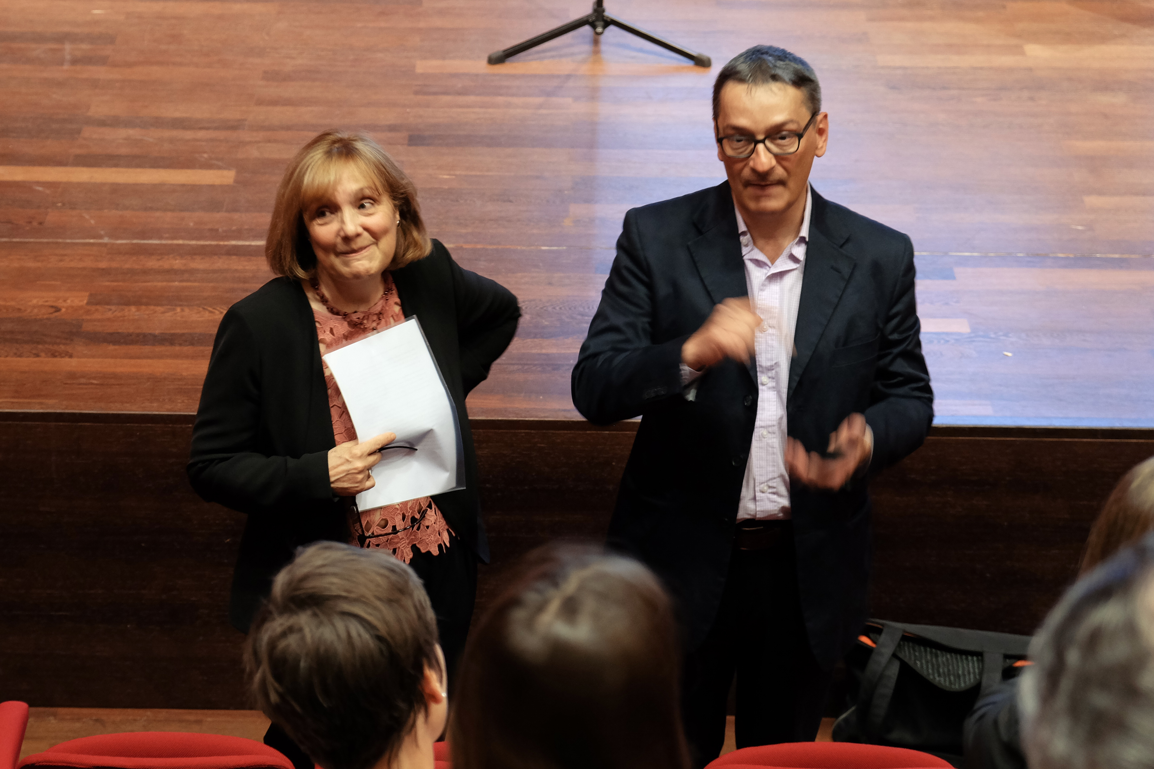 Archi-Chefredaktorin Mercedes Daguerre und Redaktionskoordinator Stefano Milan freuen sich über die zahlreichen Zuhörer im Auditorio Stelio Molo.