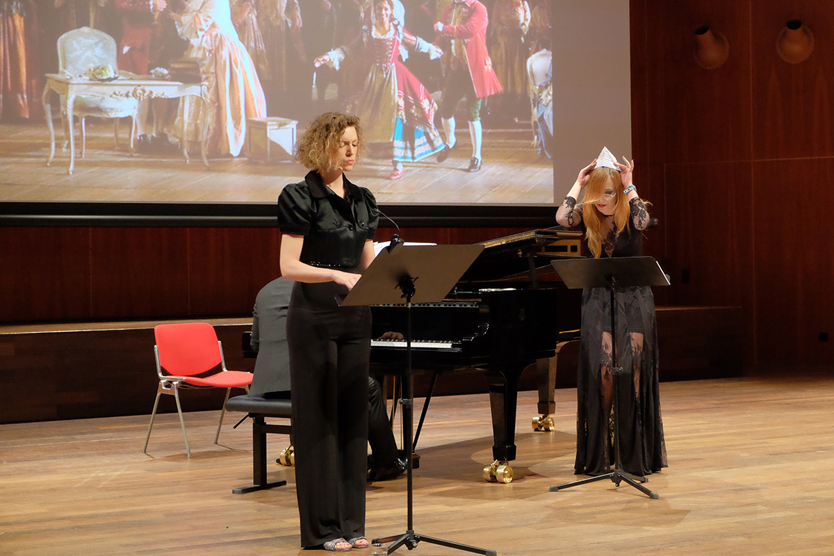 Musikalischer Einstieg mit Silvia Berselli (links) und Lisa La Pietra.