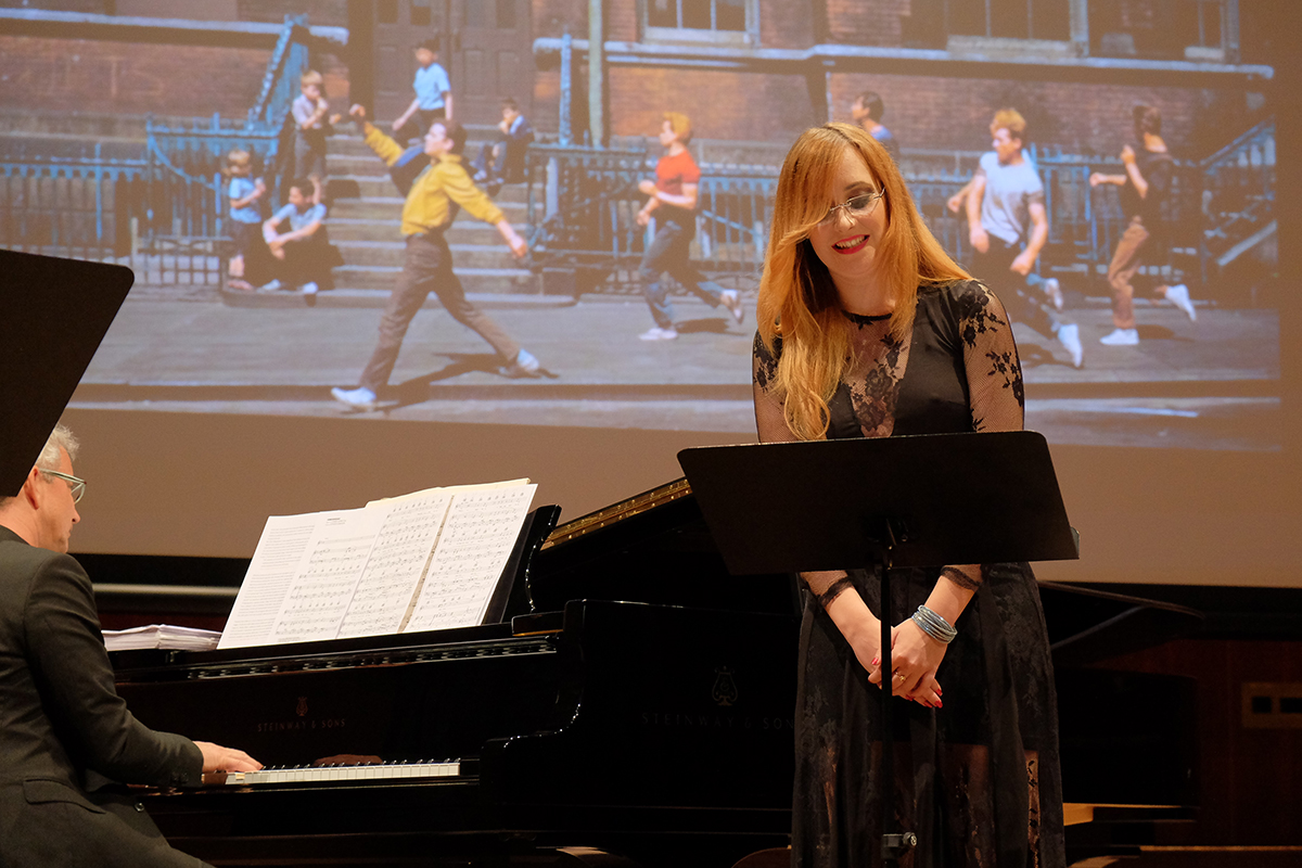 Sopranistin Lisa La Pietra lässt die «West Side Story» von Leonard Bernstein anklingen.