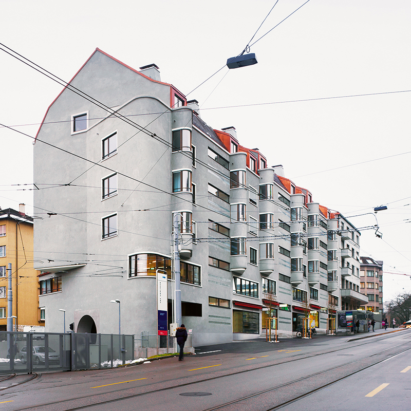 Das markante Gebäude Metzgerhalle mit gleichnamigem Restaurant, das aus den 1930er-Jahren stammt, wurde von Romero Schaefle Partner Architekten, Zürich, sanft saniert und mit einem Neubau ergänzt.
