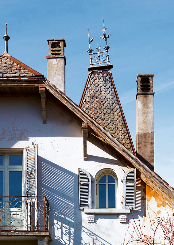 Mijong Architecture Design aus Sitten renovierte und gestaltete die Villa Truffer in Sierre um. Das Büro stellte sich dabei die Frage, was die Essenz ist, die es von diesem baukulturellen Erbe zu erhalten gilt.