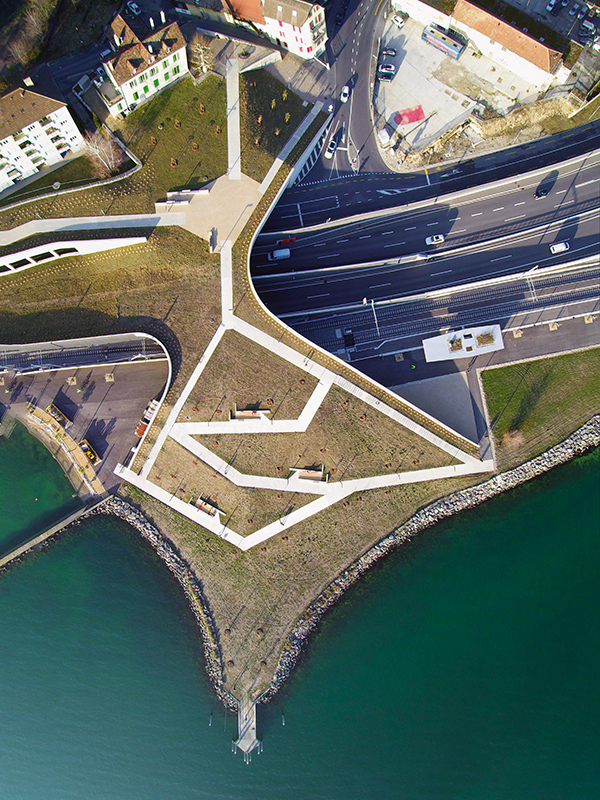 Über dem Tunnel im Stadtteil Serrières in Neuchâtel wurde von Groupement GREASE (Groupe GVH et BG ingénieurs conseils, St-Blaise) die Ober­fläche sorgfältig zur Grünfläche umgestaltet. Der Übergang erlaubt den Fussgängern direkten Zugang vom Quartier zum See. Das Quartier wurde durch den Tunnel beruhigt.