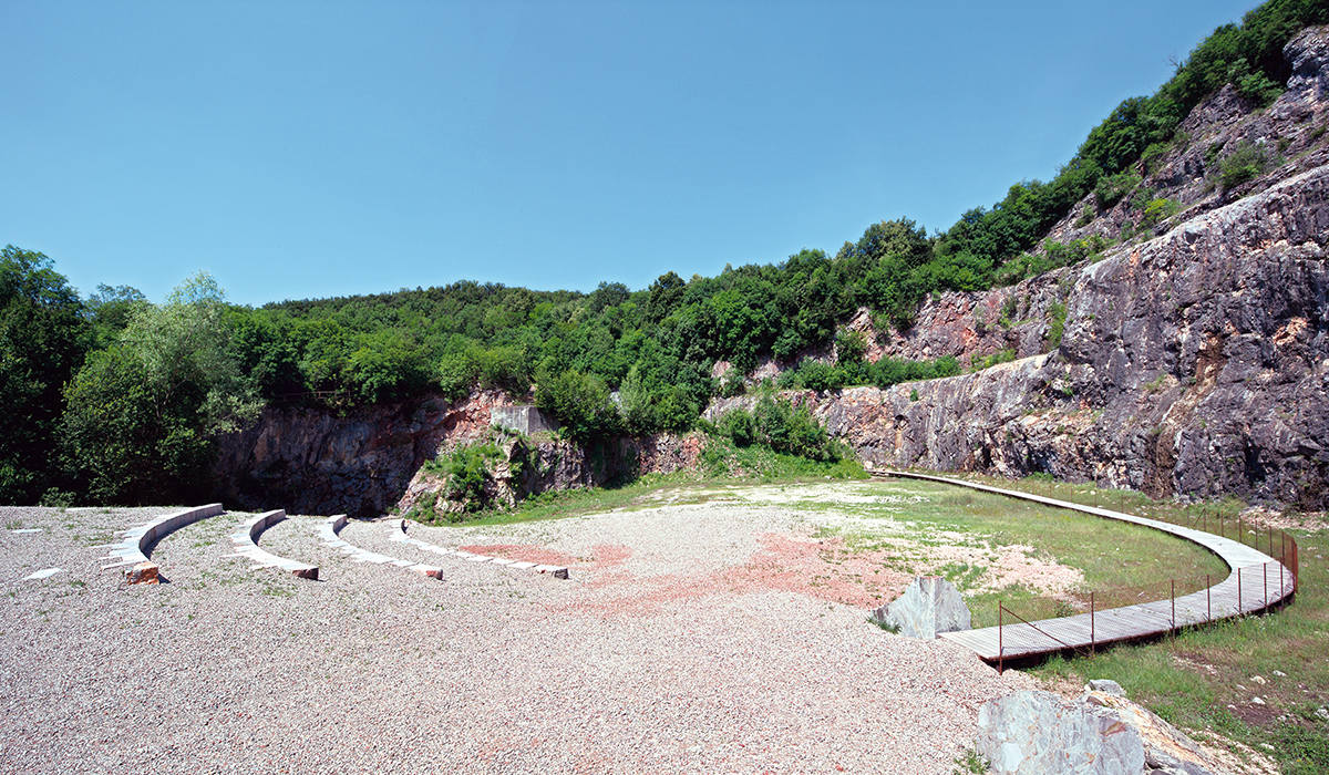 Im Tessiner Bezirk Arzo im Medrisi­otto kann ein Steinbruch besucht werden. Enrico Sassi Architetto aus Lugano gestaltete das Gelände um, das heute mit Lehrpfad und Laboratorien ausgestattet ist.