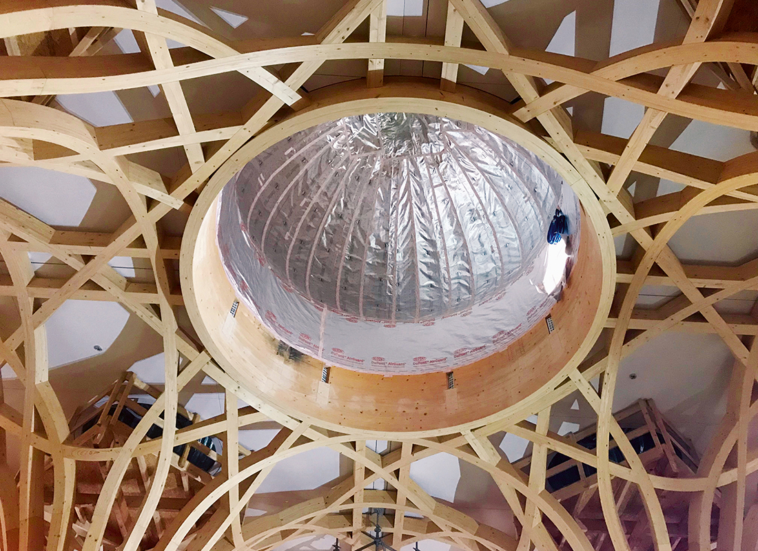 Die Kuppel ist das Schlüsselelement dieses Moscheentypus. Sie wurde als ganzes Stück transportiert und aufgesetzt.