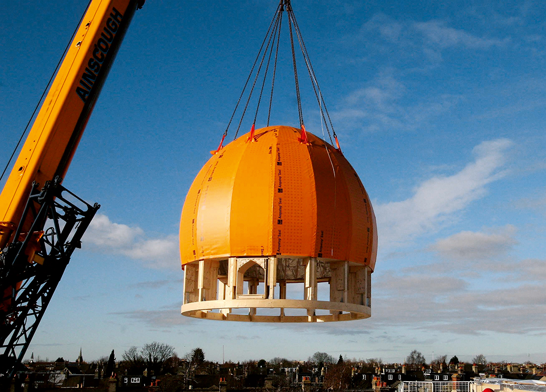 Die Kuppel der neuen Moschee wurde in einem Stück aufgesetzt.