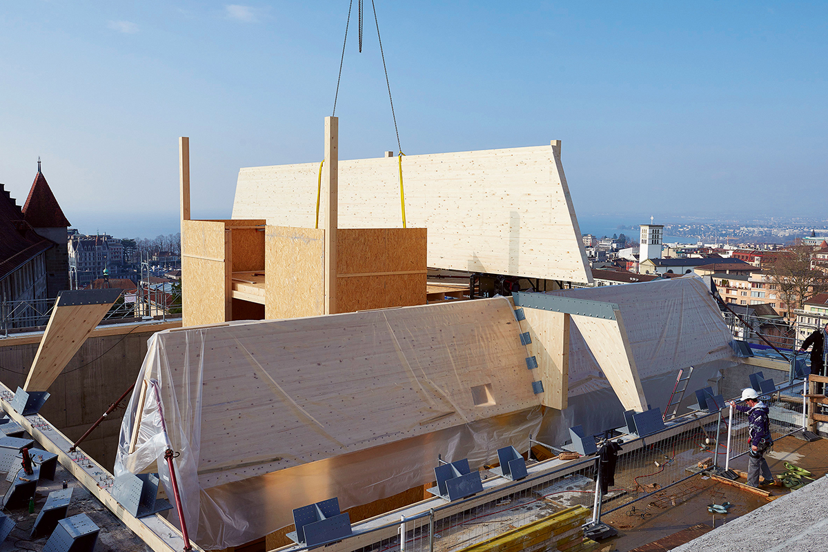 Einzelne Brettschichtholzelemente wurden in einem Stück angeliefert und vor Ort zu einem Dach zusammengefügt.