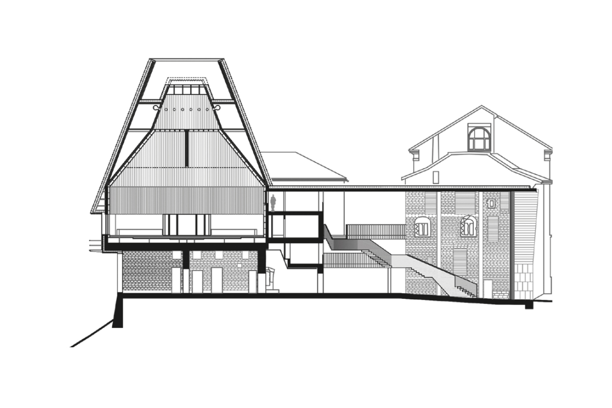 Querschnitt durch den Saal und die Eingangshalle mit Treppe.
