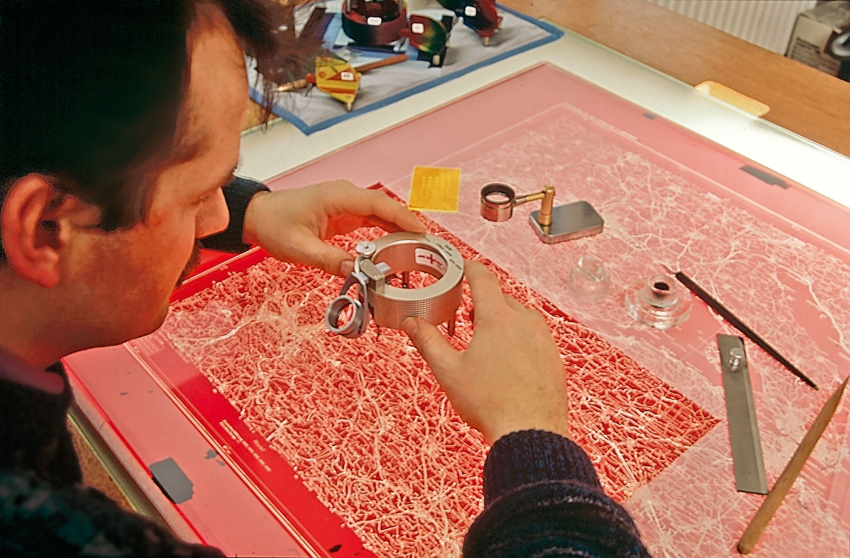 De 1952 à 1999, les cartographes de swisstopo gravaient l’image de la carte en négatif à l’endroit à l’aide d’un outillage spécial.