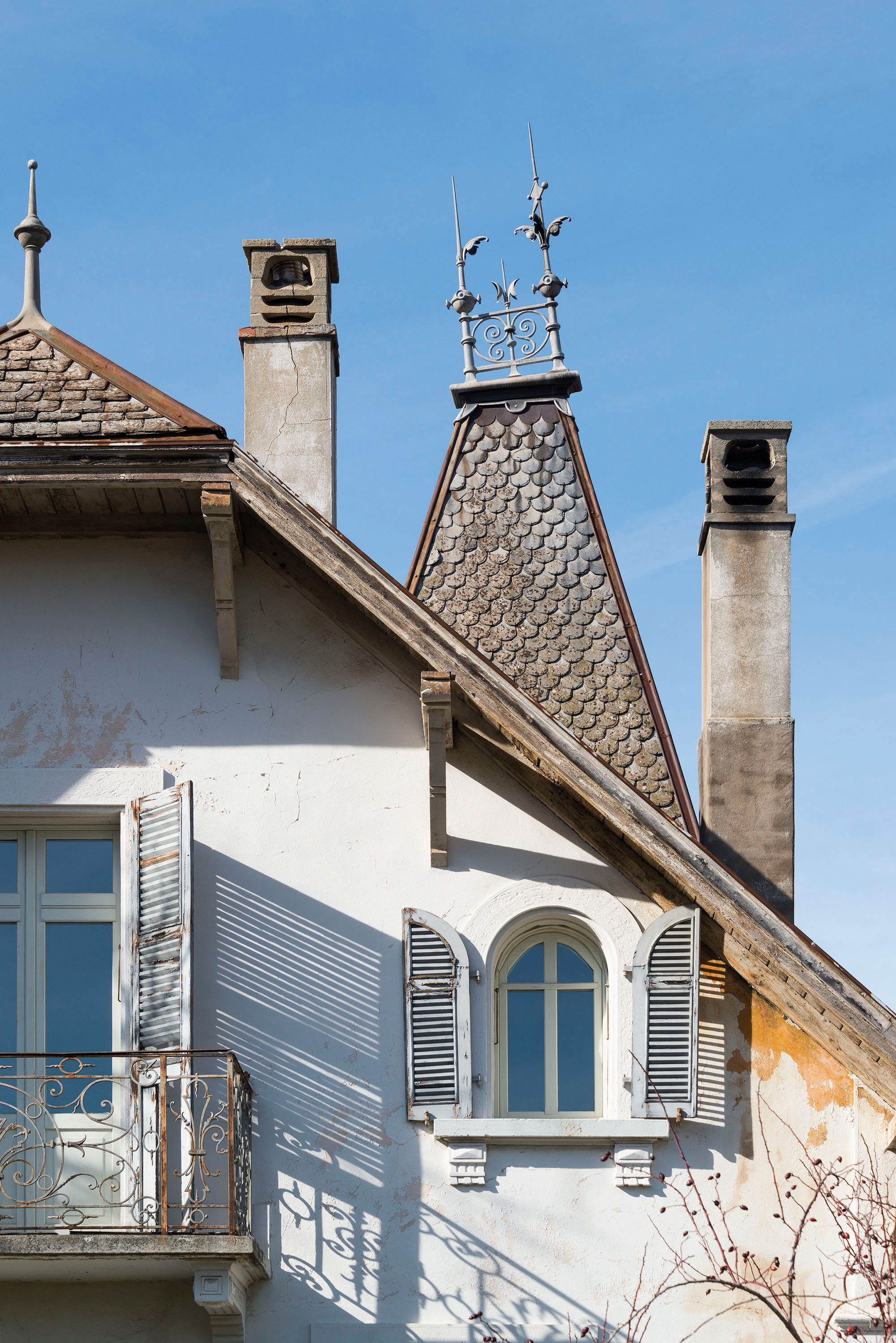 Le bureau Mijong Architecture Design Sàrl de Sion a rénové et transformé la Villa Truffer à Sierre, en recherchant l’essence intrinsèque de cet objet patrimonial pour justifier ses choix de conservation