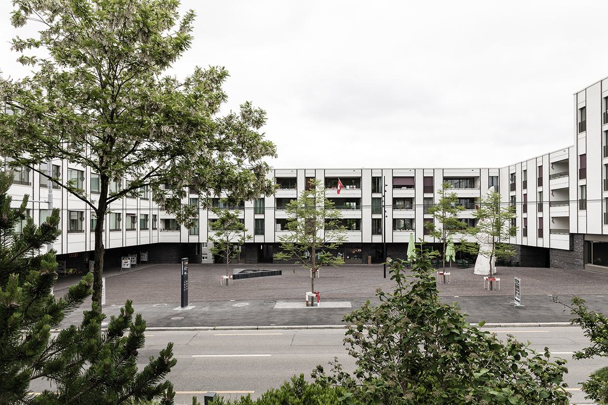 Der Friesenbergplatz weicht der vielbefahrenen Quartierstrasse aus.