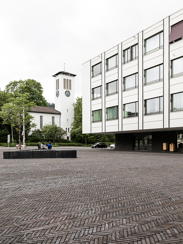 Das Erdgeschoss der Zentrumsüberbauung ist mit Einkaufsläden und Restaurants belegt.