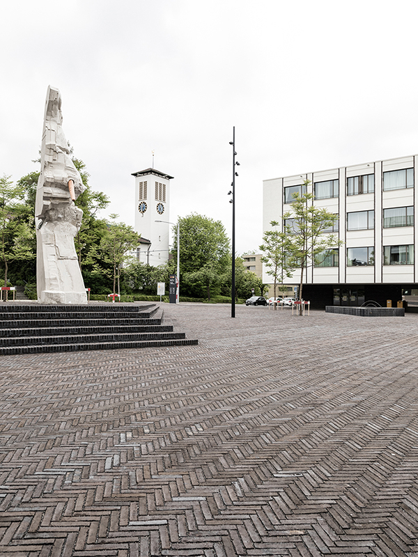 Der Friesenbergplatz ist von drei Seiten zugänglich, teilweise über Durchgänge im Sockel der Wohnbauten.
