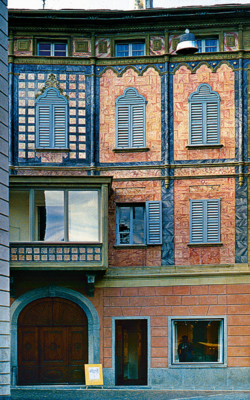Casa Cerrasi (1850) am Hauptplatz von Poschiavo GR. Die Fassaden sind als Marmorimitation in Stucco-lucido-Technik ausgeführt.