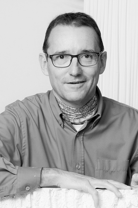 Reto Kradolfer, Bauherr und Inhaber von Kradolfer Gipsergeschäft im Thurgau, experimentiert mit Kalk- und Lehmputzen.