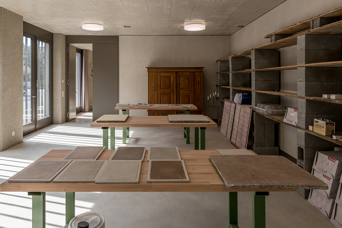 Obwohl das Atelier gleich ausgebaut wurde, wie das benachbarte Forum, herrscht hier durch die andere Möblierung Werkstattatmosphäre. Bei Bedarf kann die Wand zum Forum herausgenommen werden.