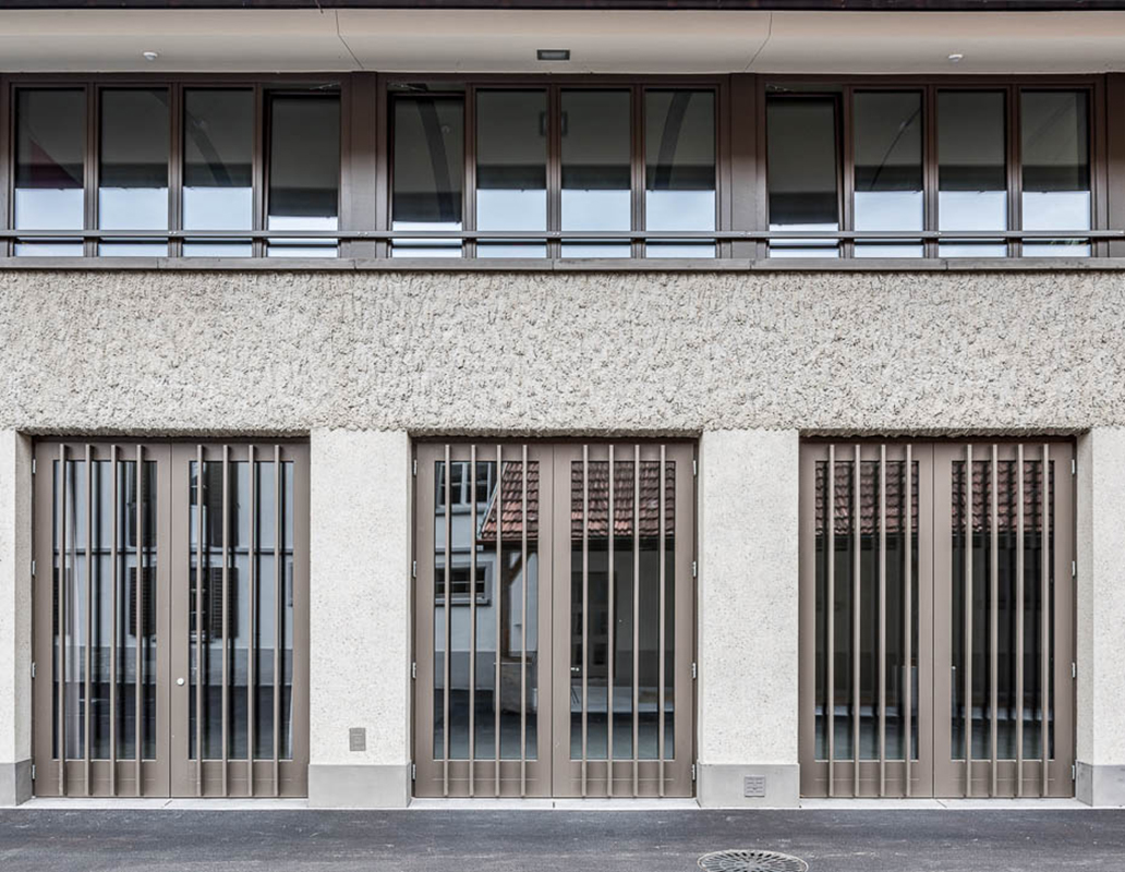 Die Türen zum Hof sind den Holztoren am früheren Schopf nachempfunden. Der Putz an den Säulen zieht sich ganz herum in den Innenraum.