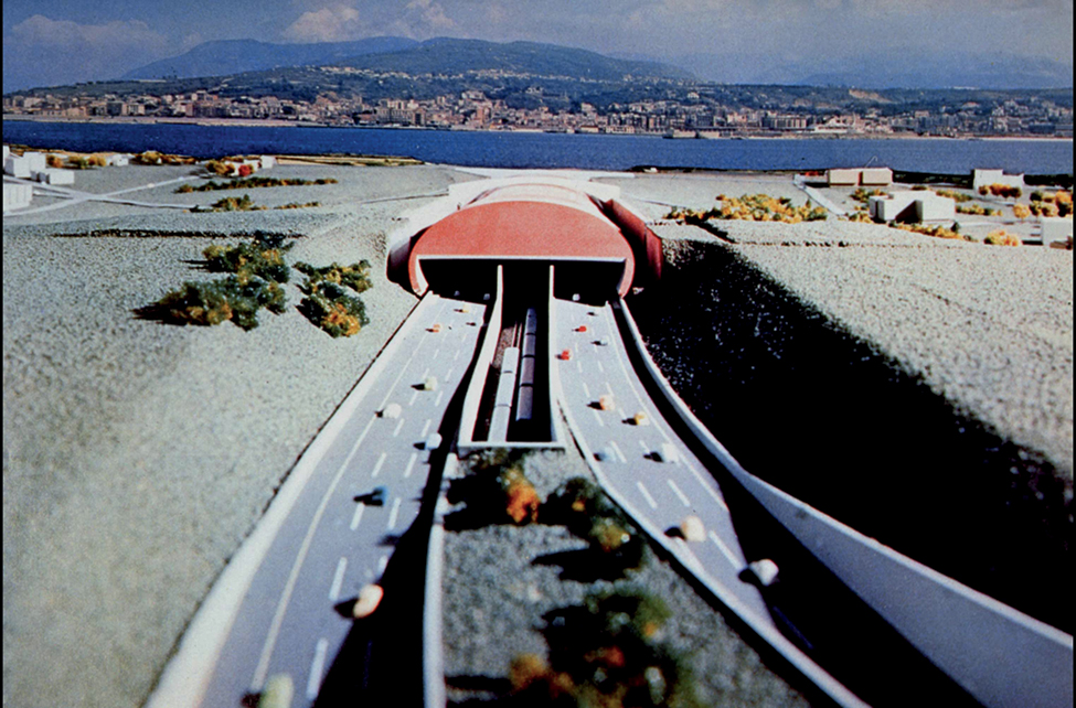 Silvano Zorzi, Carlo Cestelli Guidi, Ulrich Finsterwalder. Fotomontaggio del modello per il progetto di un ponte sommerso per lo stretto di Messina, 1980.