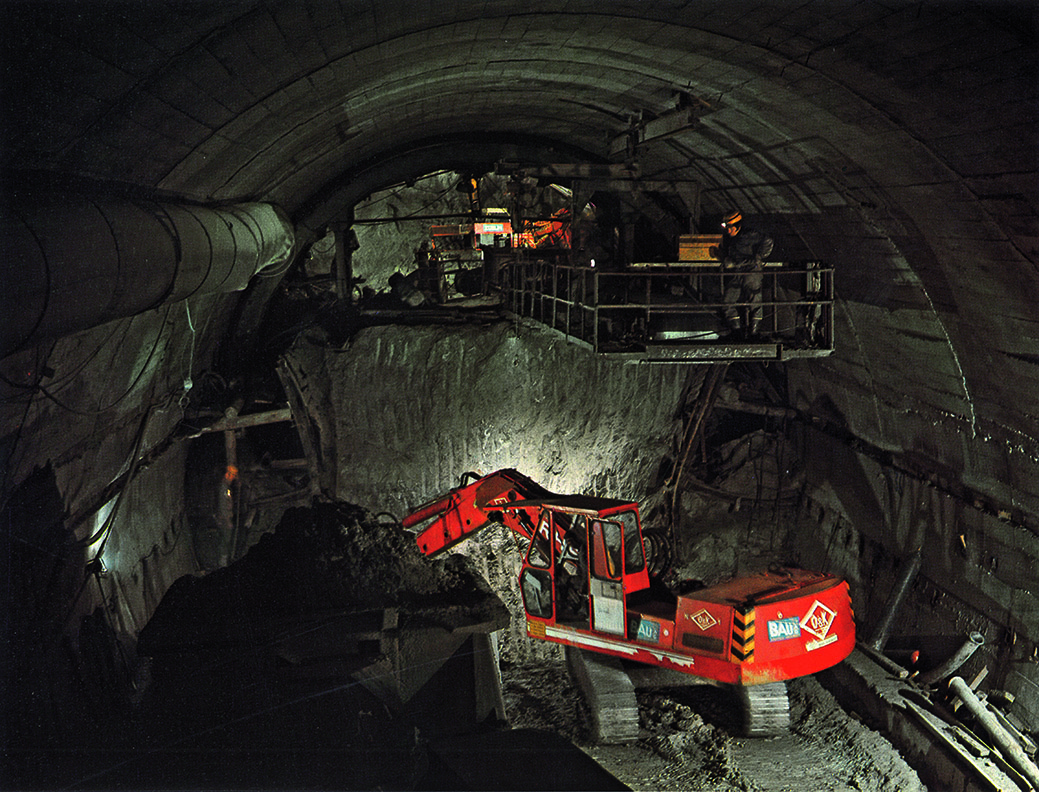 La galleria stradale del San Gottardo, vista della galleria durante lo scavo nella zona del Mezosoico, portale nord.