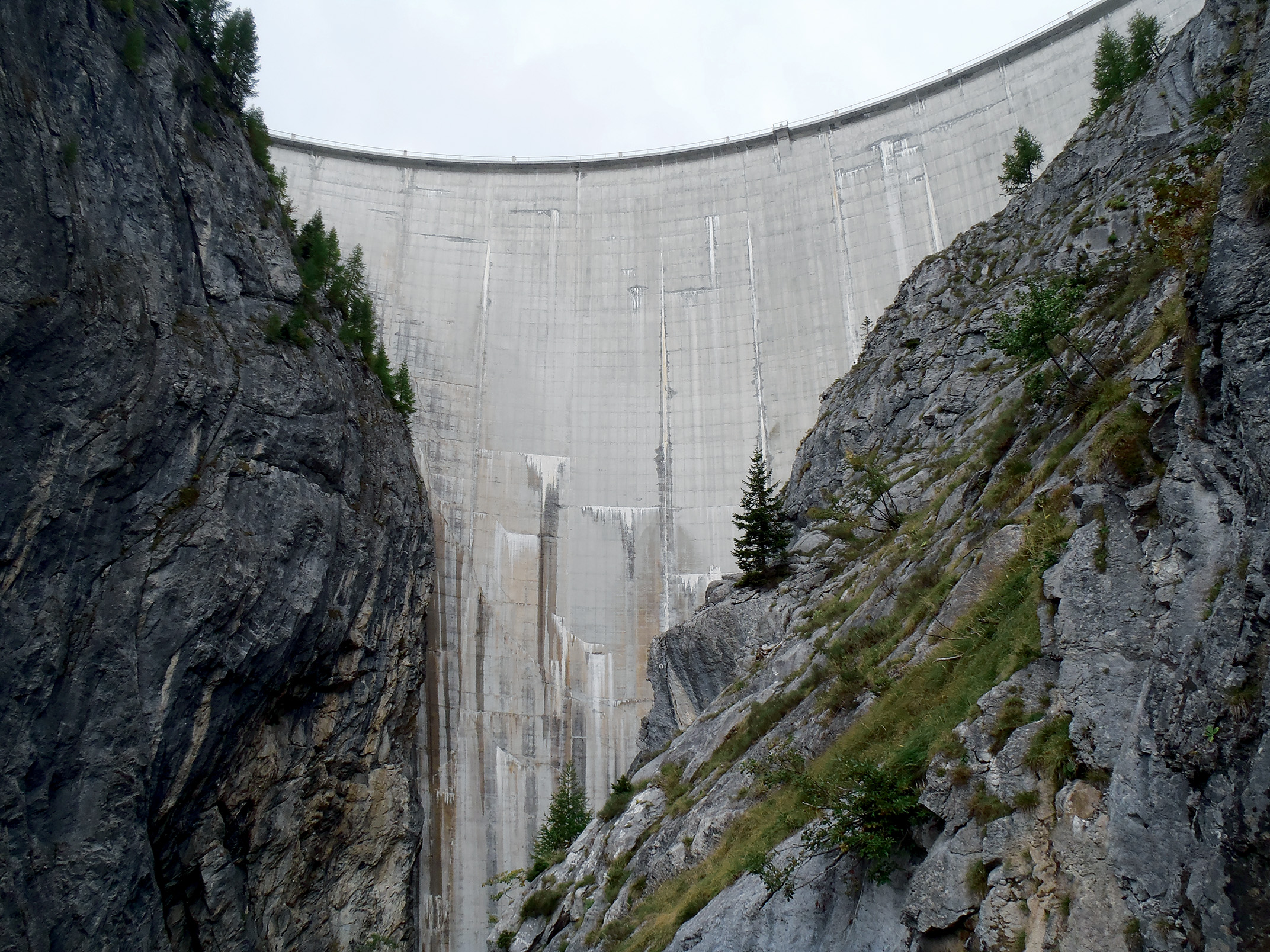 Diga di Zeuzier, vista da valle.