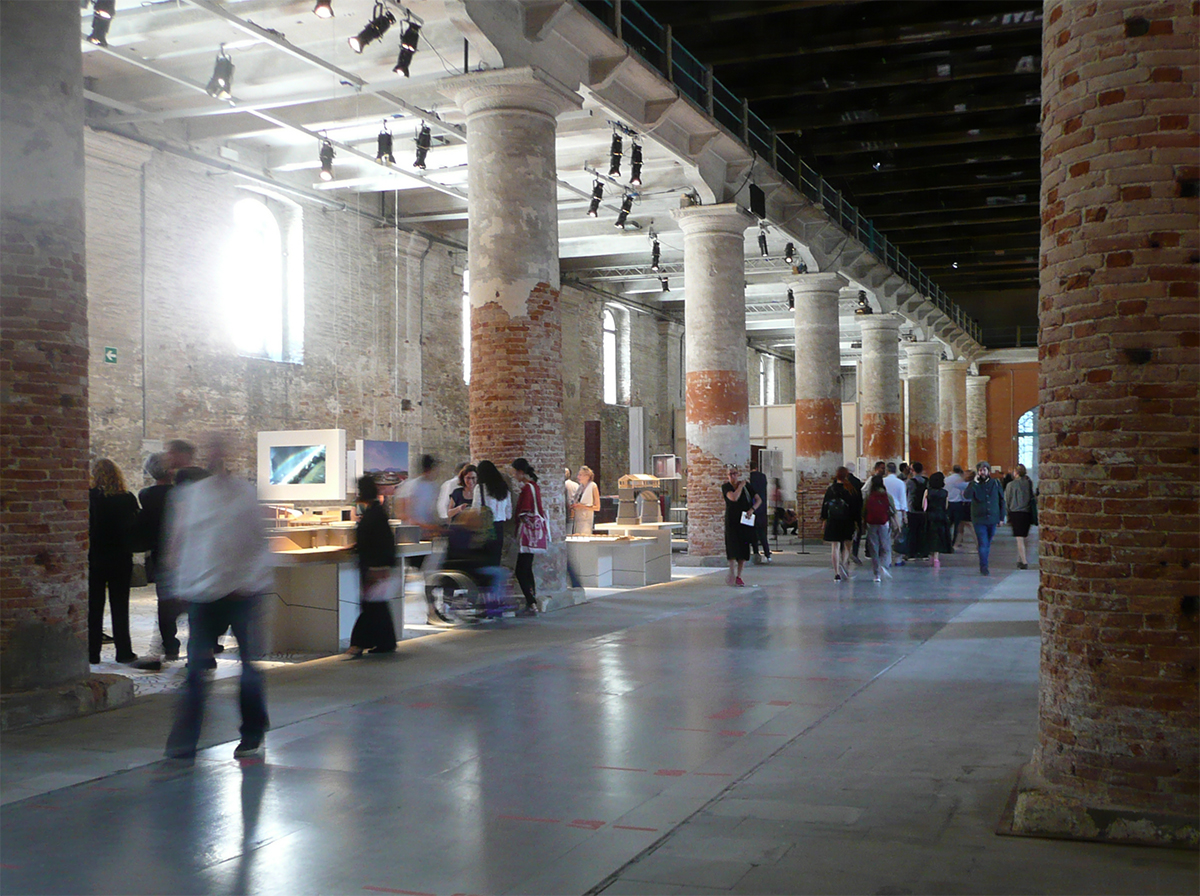 Die Kuratorinnen haben Einbauten entfernt und den mittleren Gang frei gelassen, der eindrückliche Raum kommt zur Geltung.