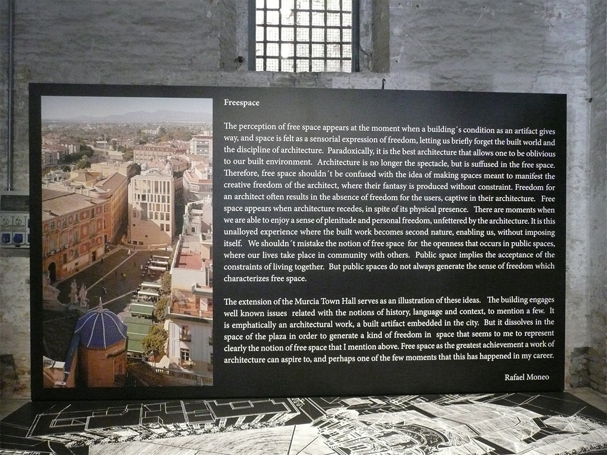 Der Beitrag von Rafael Moneo definiert Freespace als Raum, der den Nutzern Freiheit verschafft – und nicht die kreative Freiheit des Entwerfers ausdrückt.