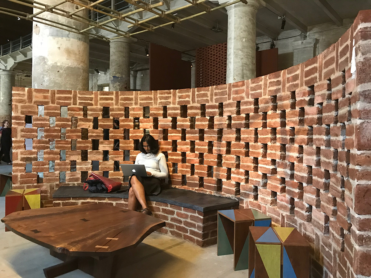 Die Kuratorinnen regten Sitzbänke an – hier von Case Design aus Indien, deren Installation eine Mädchenschule thematisiert.