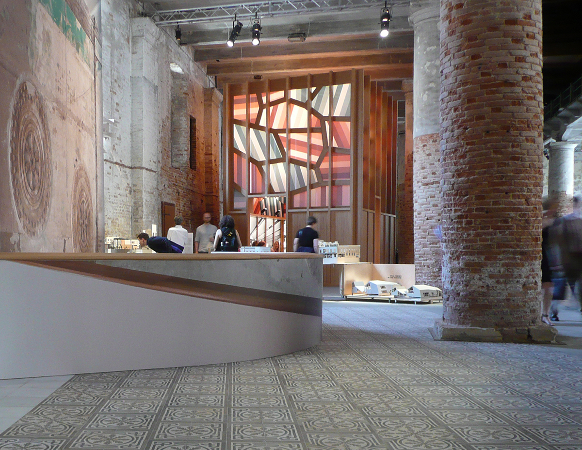 Modelle und Mock-ups prägen die Ausstellung – im Hintergrund die Installation «Oxymoron» von Sauerbruch Hutton aus Berlin.