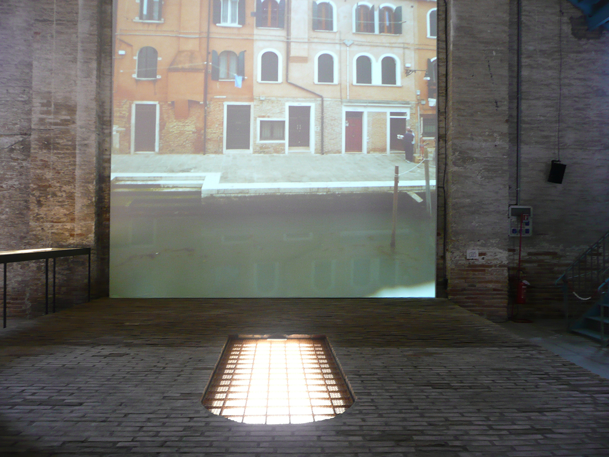 Die mexikanische Architektin Rozana Montiel dekonstruiert in «Stand Ground» symbolisch die Mauer des Arsenals – stellvertretend für alle Mauern.