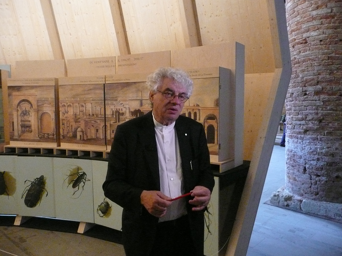 Mario Botta präsentiert Arbeiten seiner Studierenden an der Accademia di Architettura Mendrisio in einem gekurvten Holzpavillon.