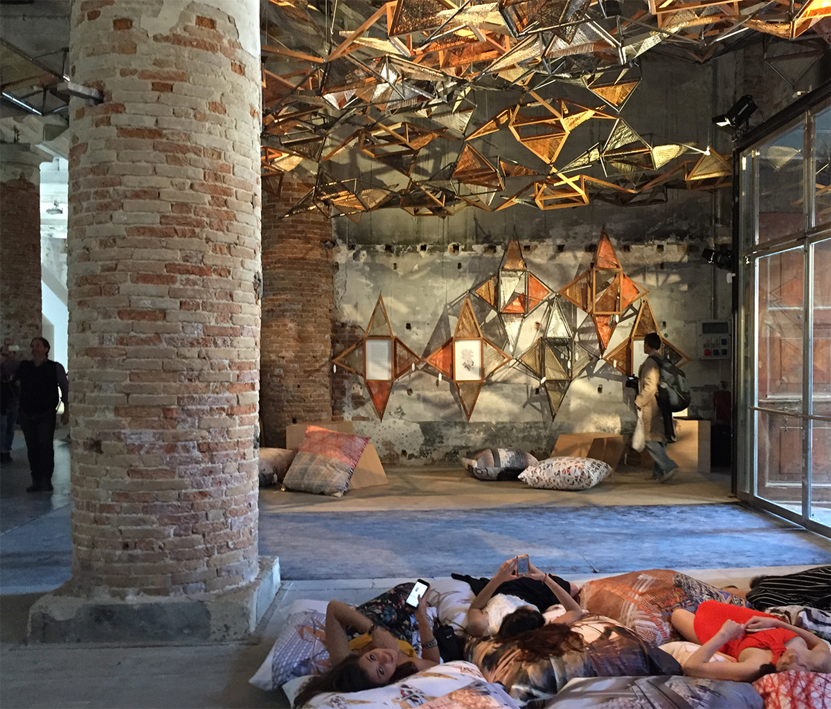 Benedetta Tagliabue, Miralles Taglabue EMBT: «Weaving Architecture» für eine Métrostation in einem Vorort von Paris, inspiriert von den Farben Afrikas.