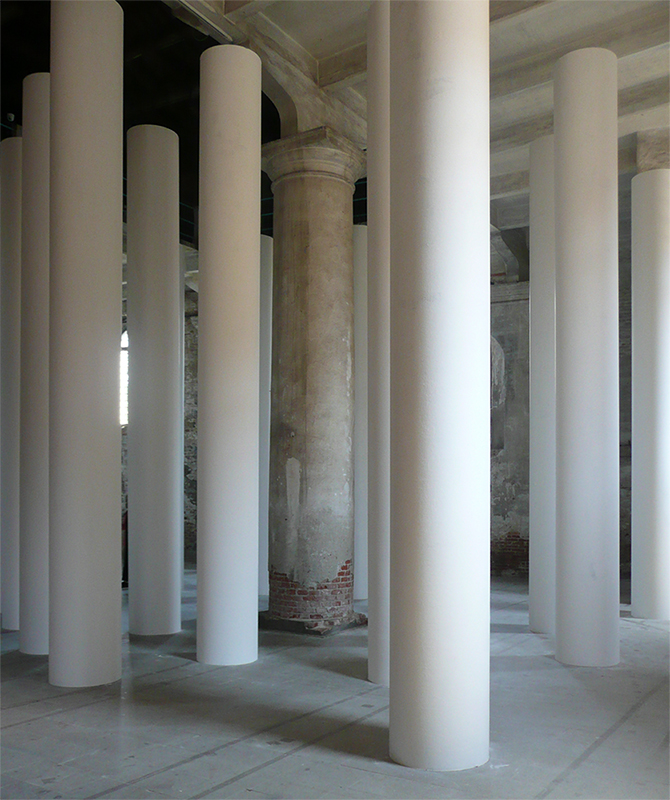 «Experience of Space» von Valerio Olgiati: Abstrahierte weisse Säulen kontrastieren die alte Substanz des Arsenale.