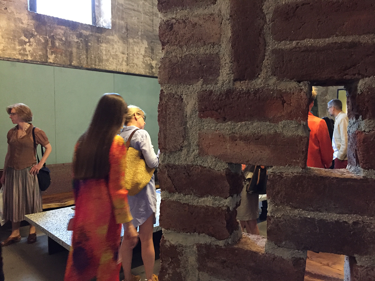 Sorgfältig bearbeitete, natürliche Materialien wie Holz, Backstein und Textilien herrschen bei dein Installationen vor.