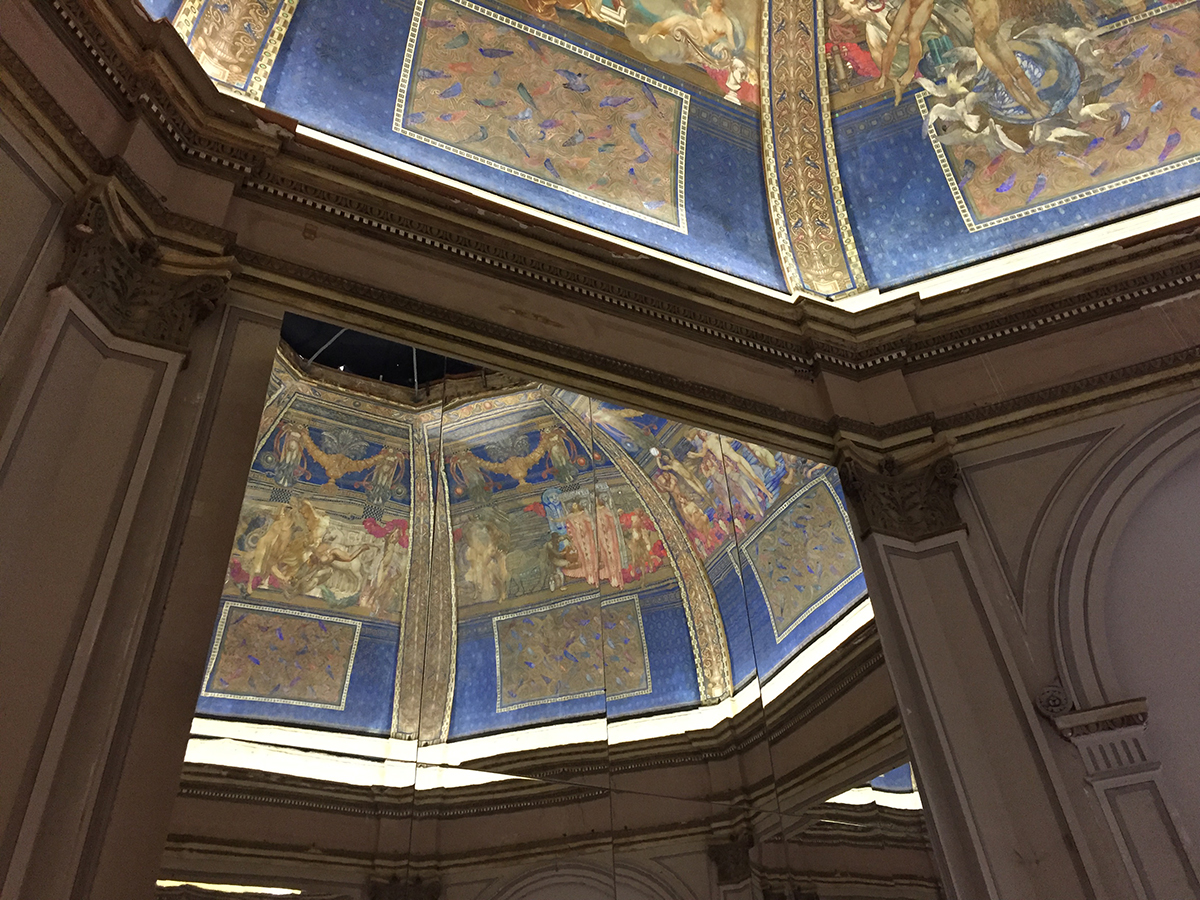 Für einmal sichtbar: die reich verzierte Kuppel in der Eingangshalle des Hauptpavillons in den Giardini della Biennale.