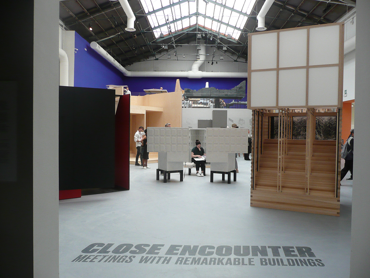 In «Close Encounter» setzen sich 16 Architektinnen und Architekten mit je einem Referenzbau auseinander.