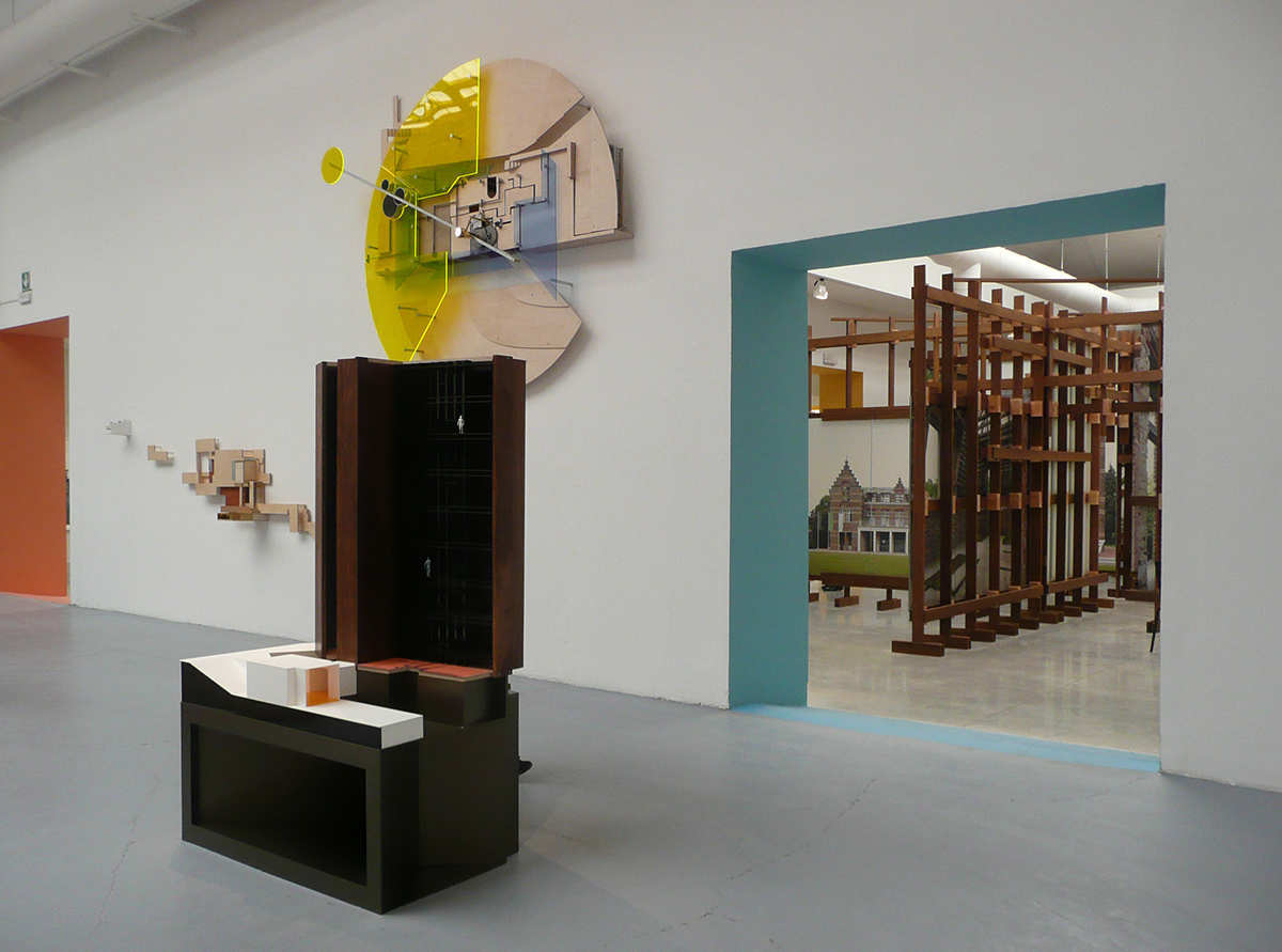 Ein starkes Farbkonzept prägt die Wegführung im ganzen Hauptpavillon.