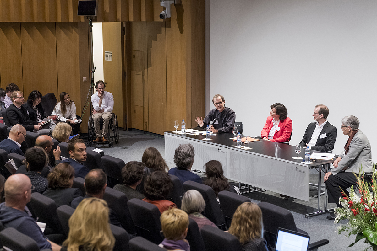 Von links nach rechts: Ulrich Otto, Gotlind Ulshöfer, Rolf Kistler, Karin Salm in der Diskussion.