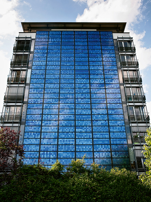 Photovoltaik am Gebäude ist längst nicht mehr nur eintönig blau wie in diesem Beispiel. Mittlerweile gibt es beliebig bunt bedruckte BIPV-Elemente.