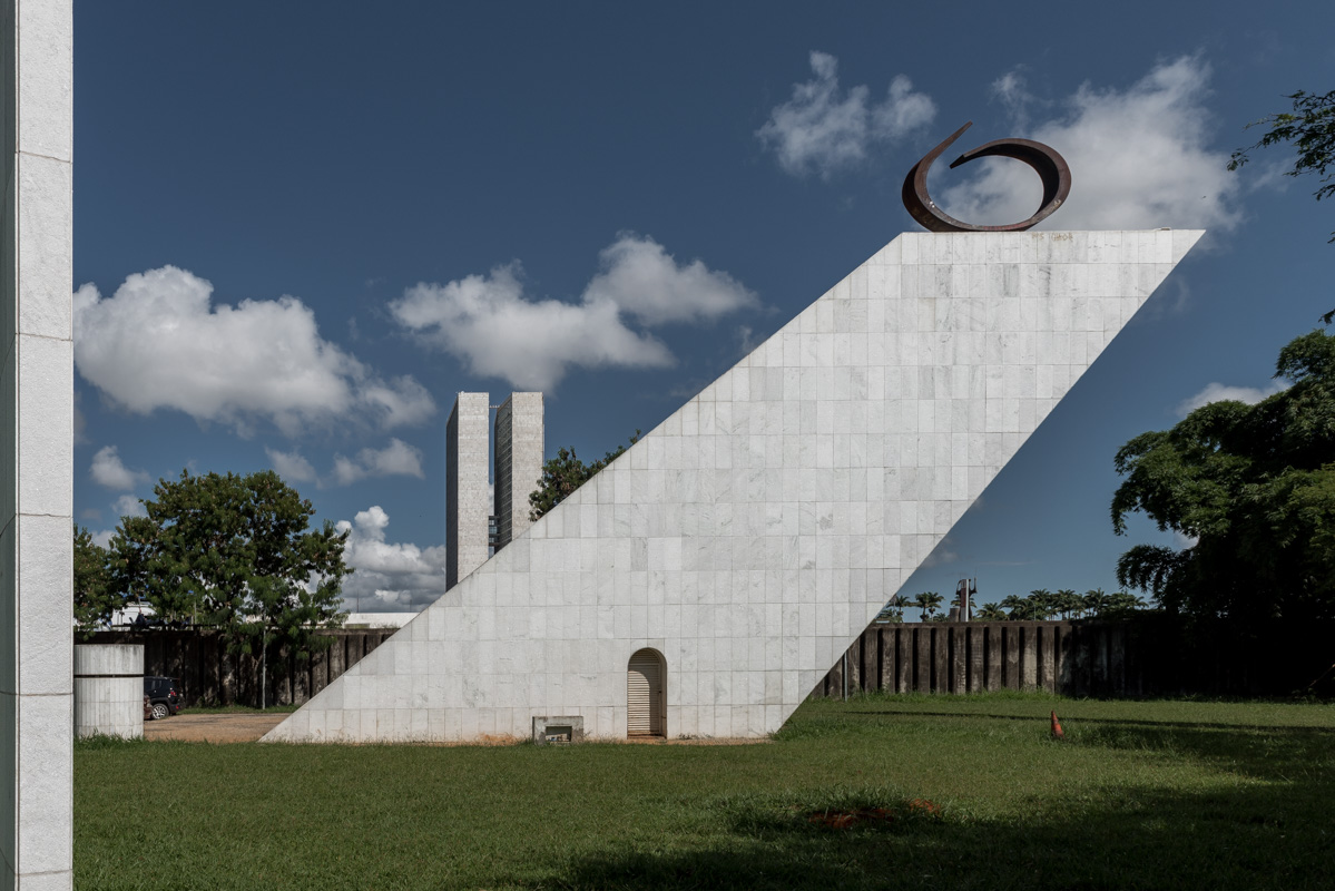 Das Memorial Tancredo Neves mit der Ewigen Flamme ist leider etwas ramponiert. Die Marmorplatten sind grossen Teils zerbrochen, und die Flamme brennt aufgrund von Sparmassnahmen auch nicht mehr.