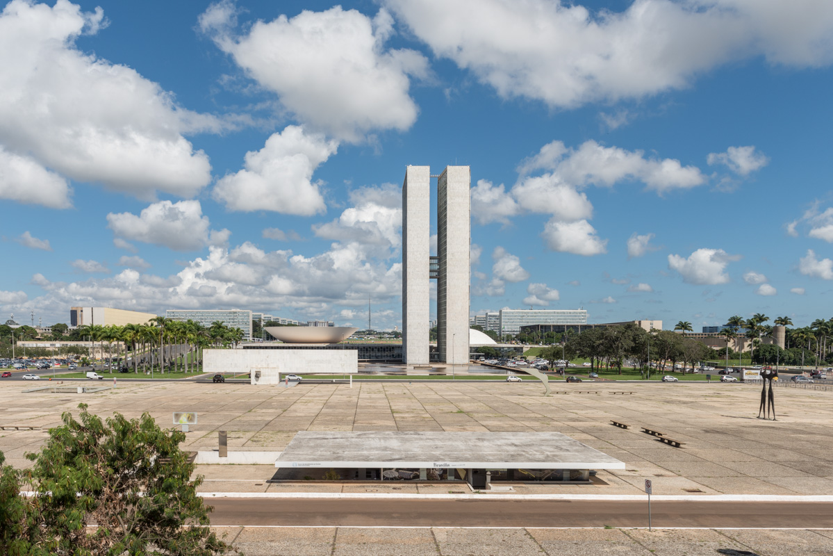 Von der Ewigen Flamme blickt man herunter auf den Platz der drei Gewalten. Im Hintergrund erstreckt sich die Strasse mit den «Spalier stehenden» Ministerien.