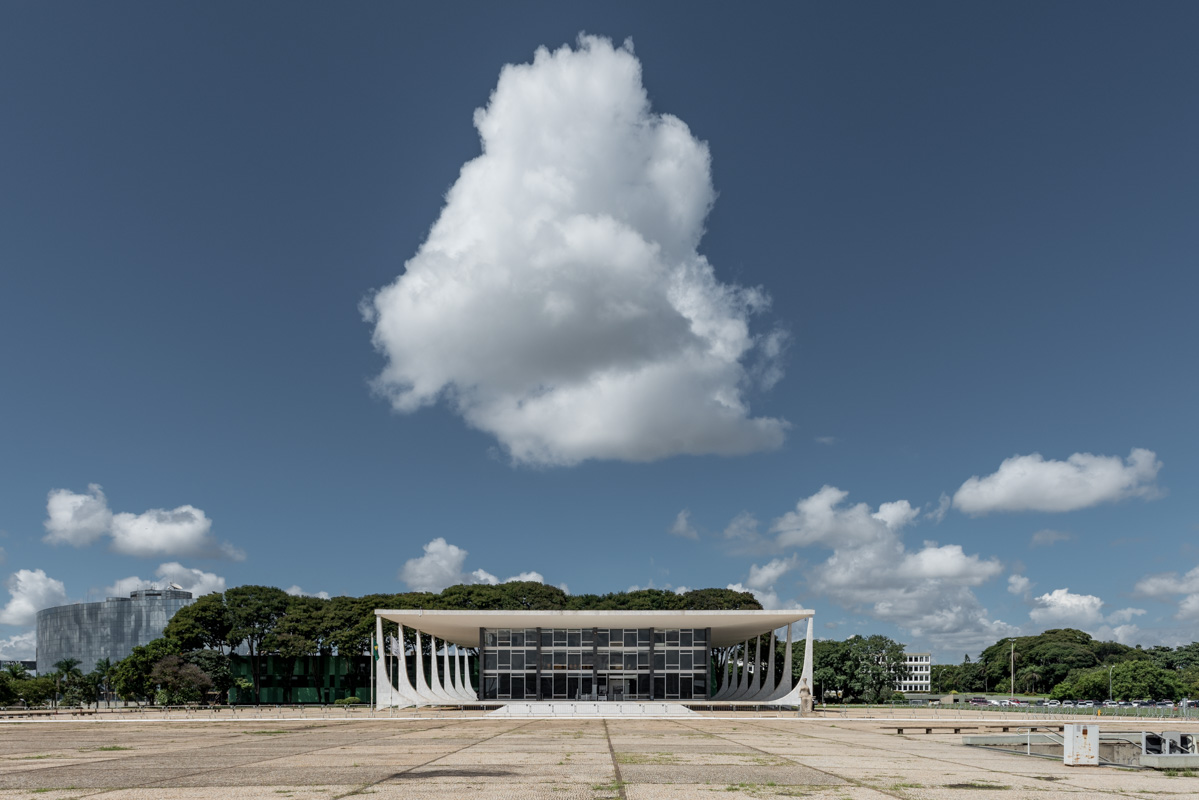 Das oberste Bundesgericht symbolisiert eine der drei Gewalten am gleichnamigen Platz. Die Leichtigkeit des Gebäudes ist nicht zuletzt dem Einfluss Le Corbusiers geschuldet. Der Schüler setzt hier die Richtlinien des Lehrers meisterhaft um.