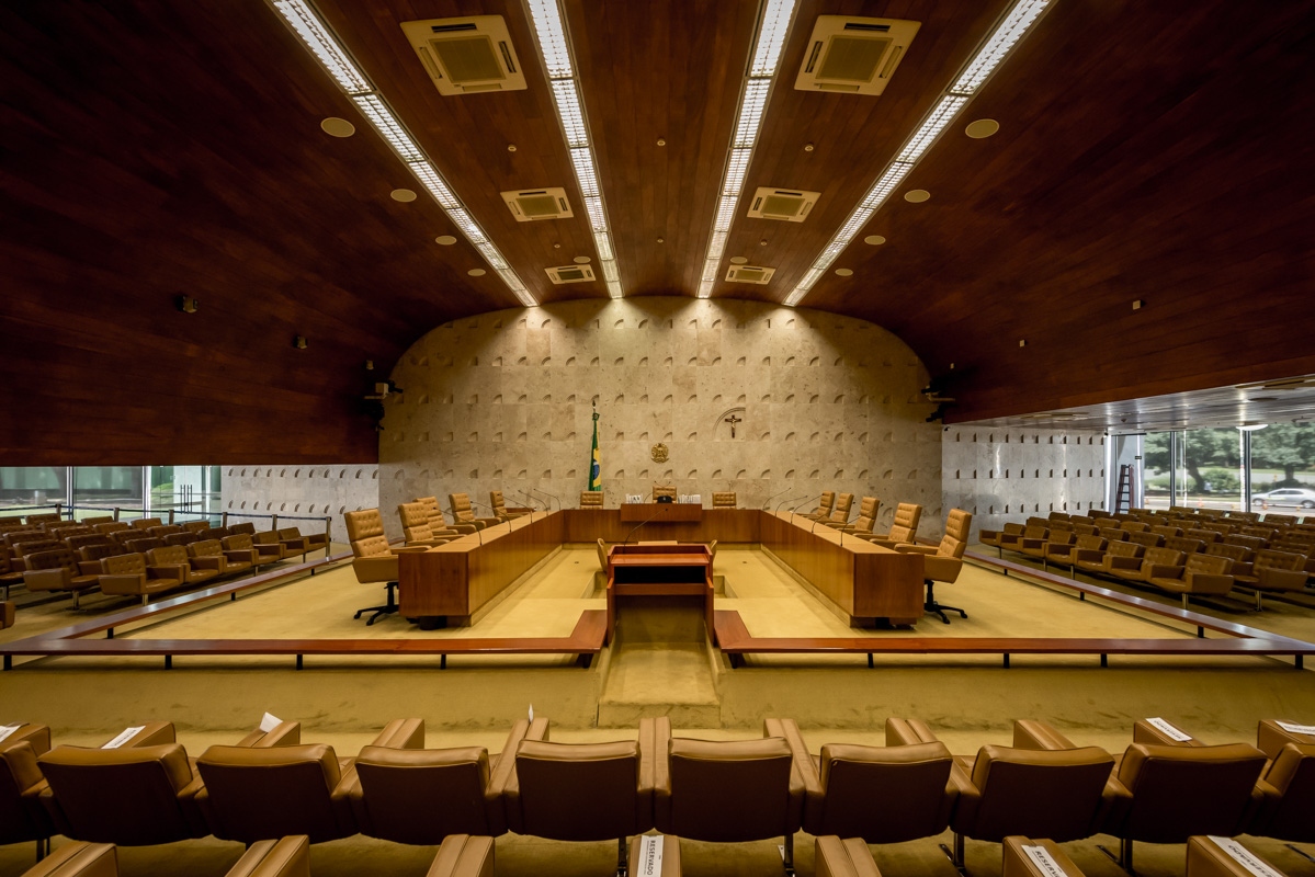 Der Gerichtssaal ist – unüblich für derartige Räume – von aussen einsehbar. Auch das verhältnismässig schlichte Interieur zeigt deutlich die Werte der Politik des Landes.